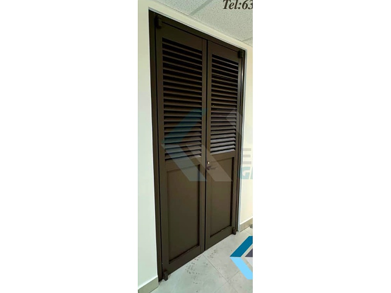 Puerta Alimunio Panel Superior Ventilado Marrón Alajuela Edan Glass