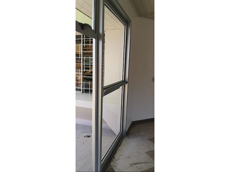 Puerta Antipático Aluminio Natural Alajuela Edan Glass
