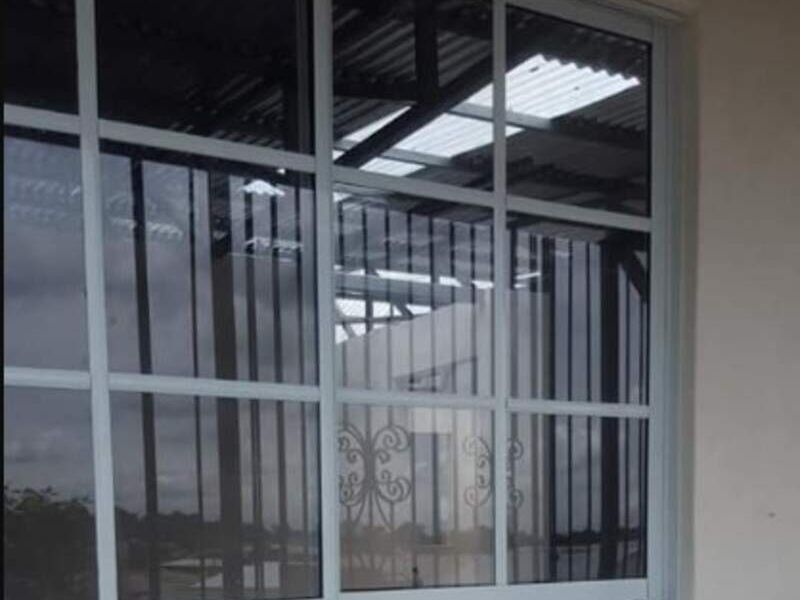 Ventana de aluminio cuadriculada Concepción 