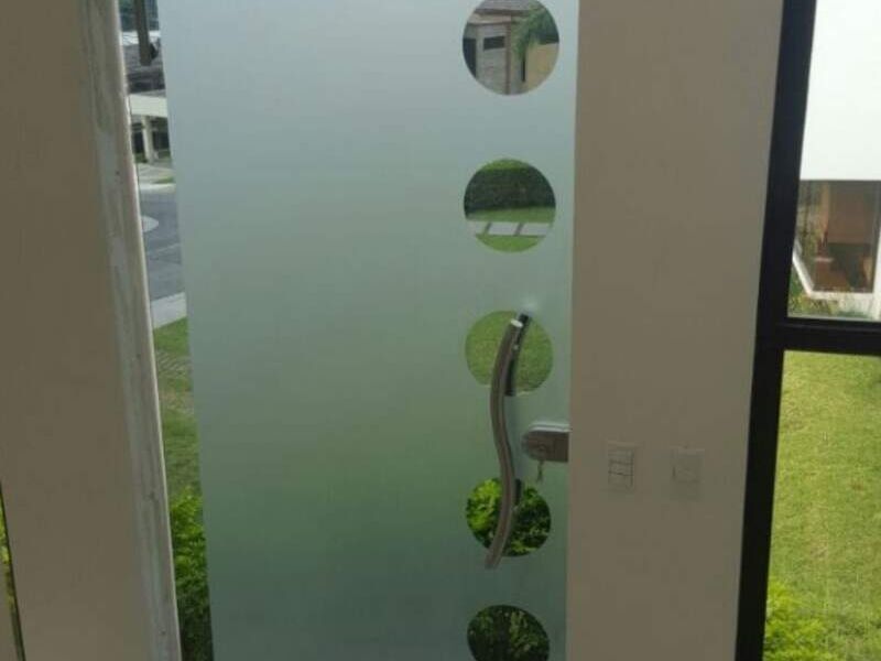 Puerta de vidrio laminado figuras Concepción 