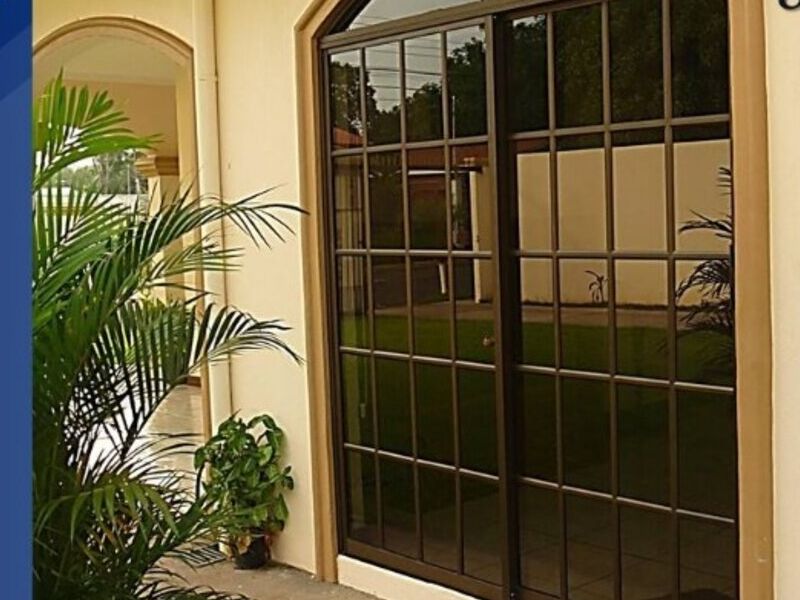 Puerta cuadriculad con arco Puntarenas