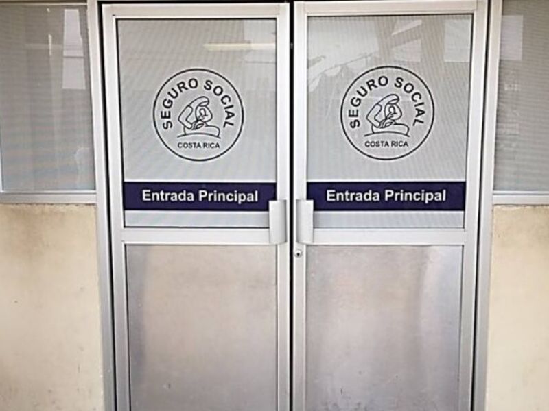 Puerta de aluminio abatible Puntarenas