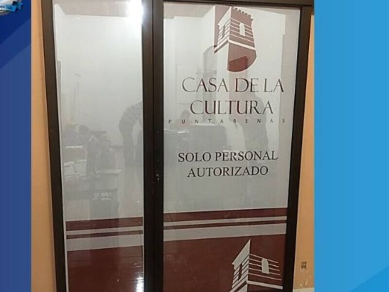 Puerta de aluminio abatible café Puntarenas