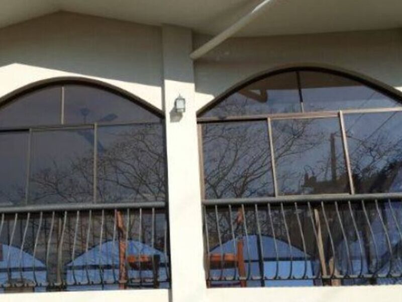 Ventana de aluminio con arco Jacó