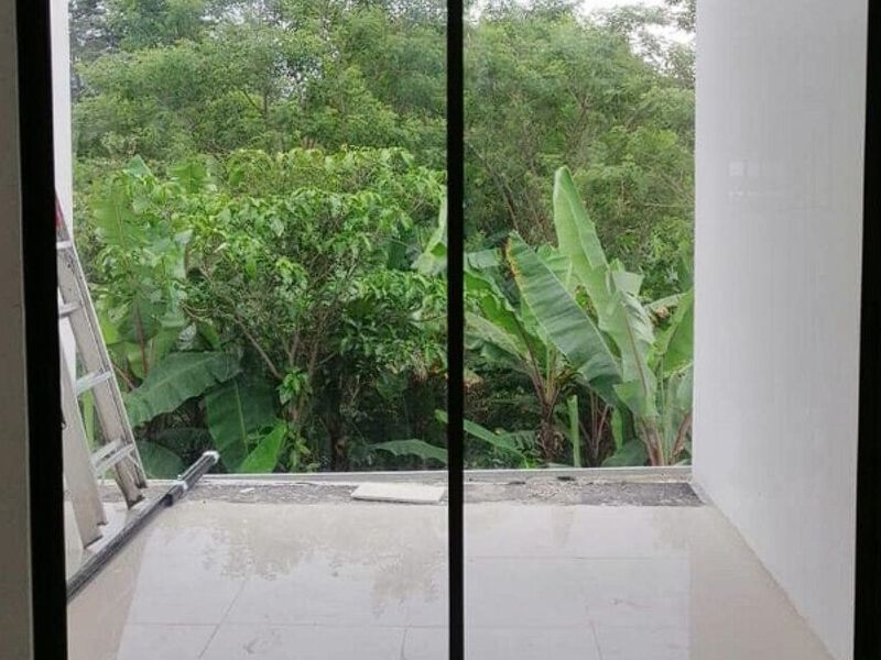 Puerta doble abatible de vidrio en San Juan