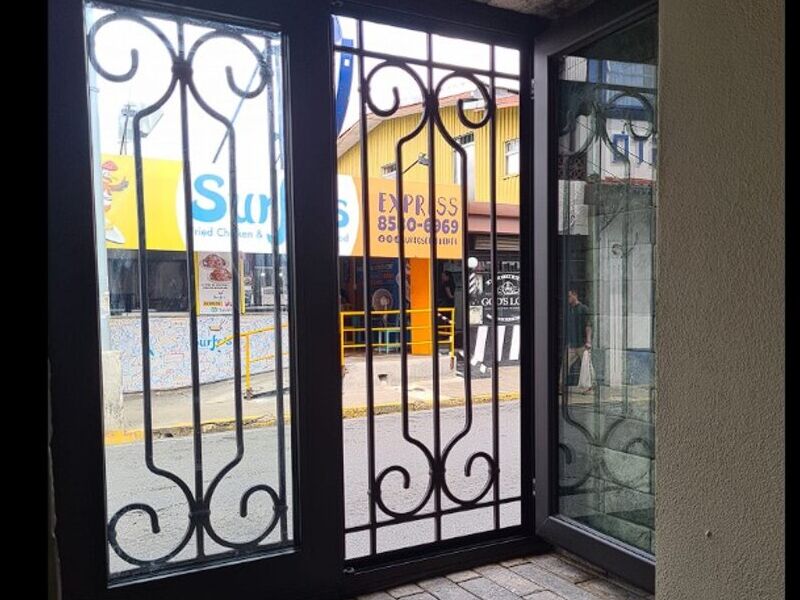 Puerta abatible cristal/aluminio en Barva