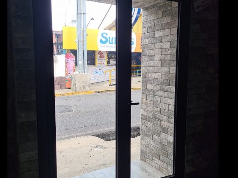 Puerta abatible vidrio/aluminio en Barva