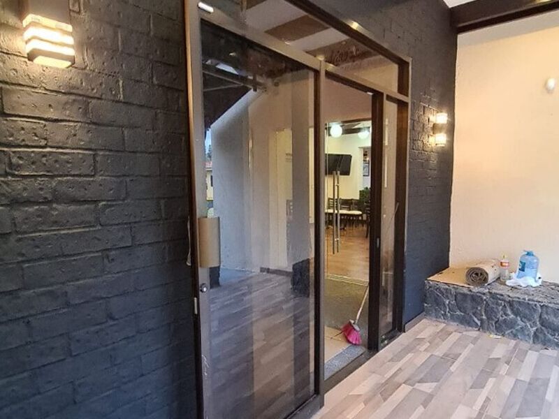 Puerta corrediza doble de vidrio en Barva