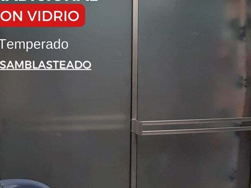 Puerta corrediza con sandblasting en San José