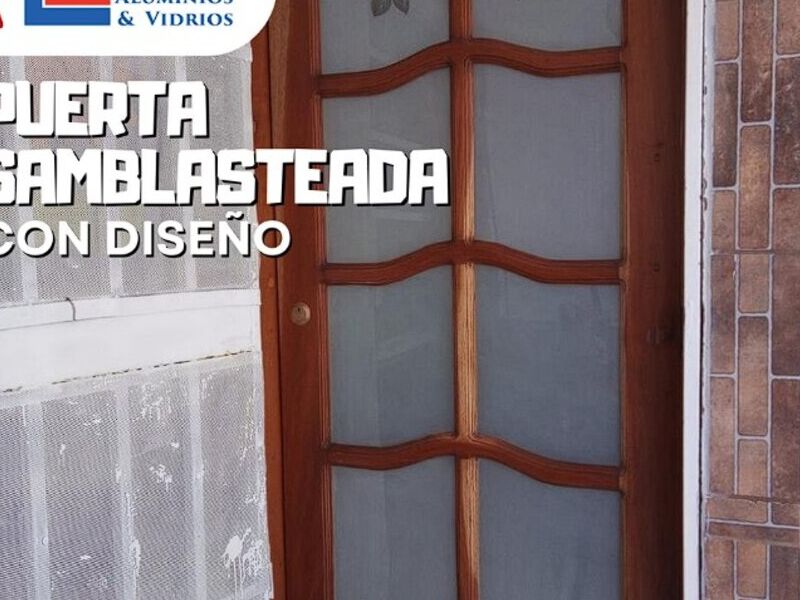 Puerta de madera con samblasteada en San José