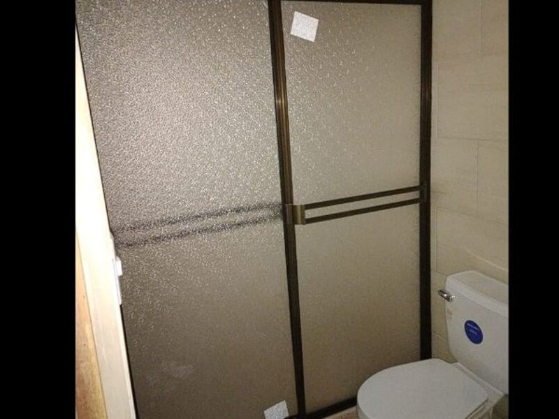 Puerta cristal laminado de baño en Guadalupe