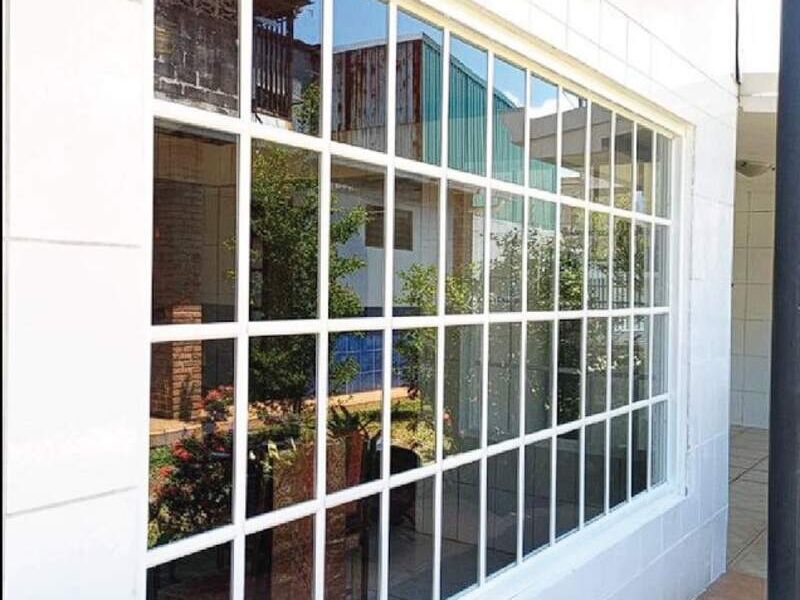 Ventana con rendijas de aluminio en Alajuela