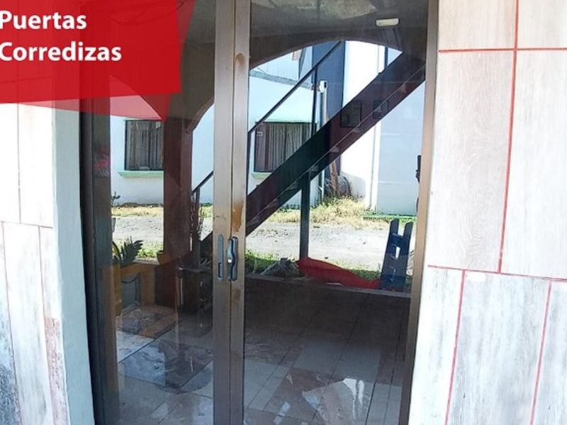 Puerta doble abatible de vidrio en Alajuela