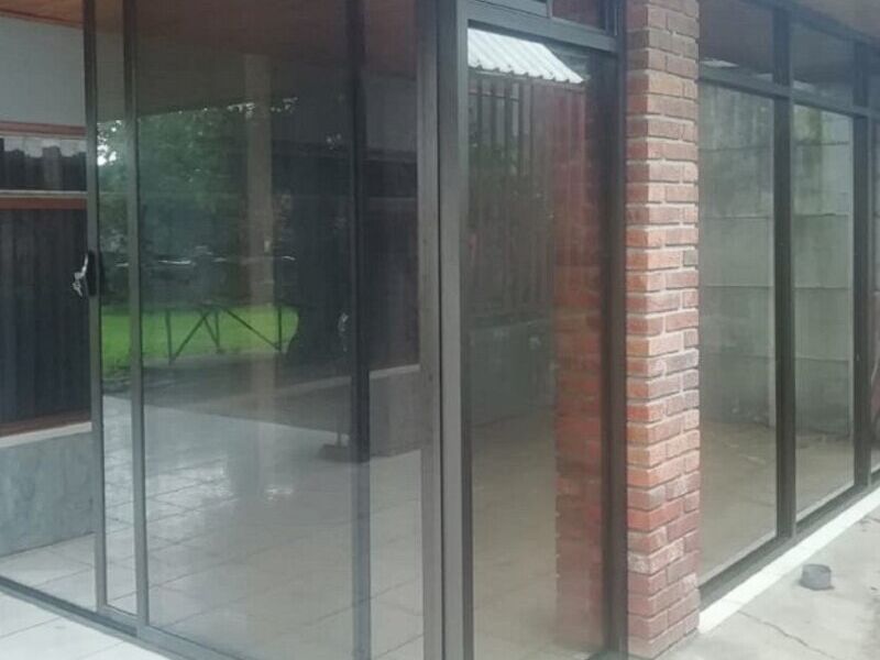 Conjunto de puertas y paneles de cristal