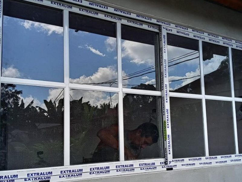 Conjunto de ventanas de cristal en Alajuela