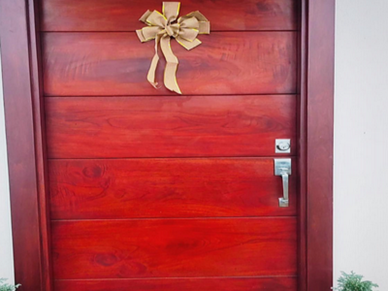 Puerta principal en cedro amargo Costa Rica