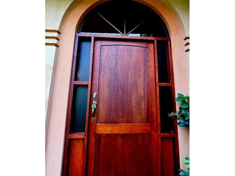 Puerta cedro amargo HEREDIA