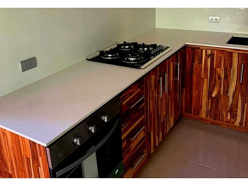 Cocina sobre cuarzo color blanco PALMARES