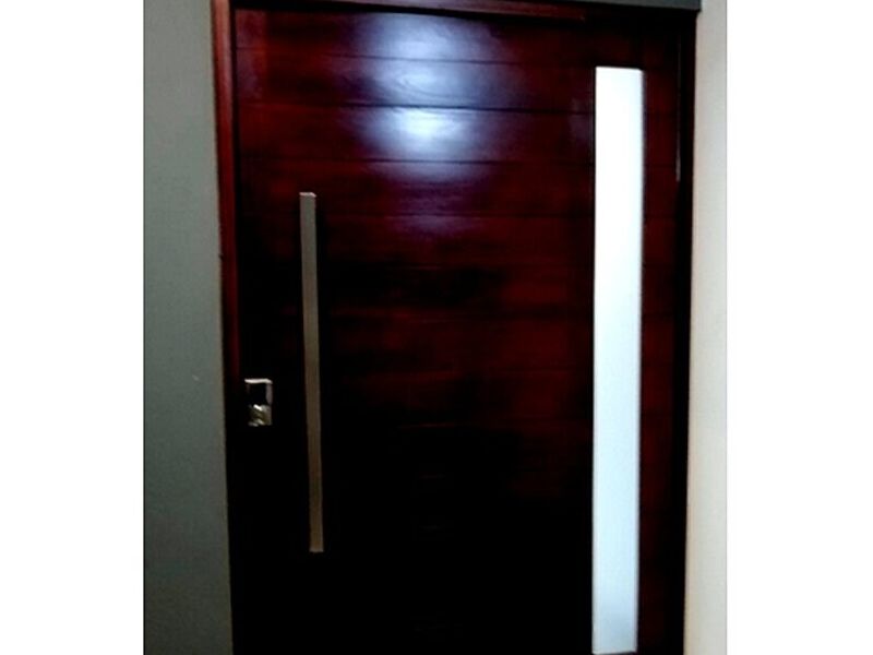 Puerta madera laurel con pivote CARTAGO