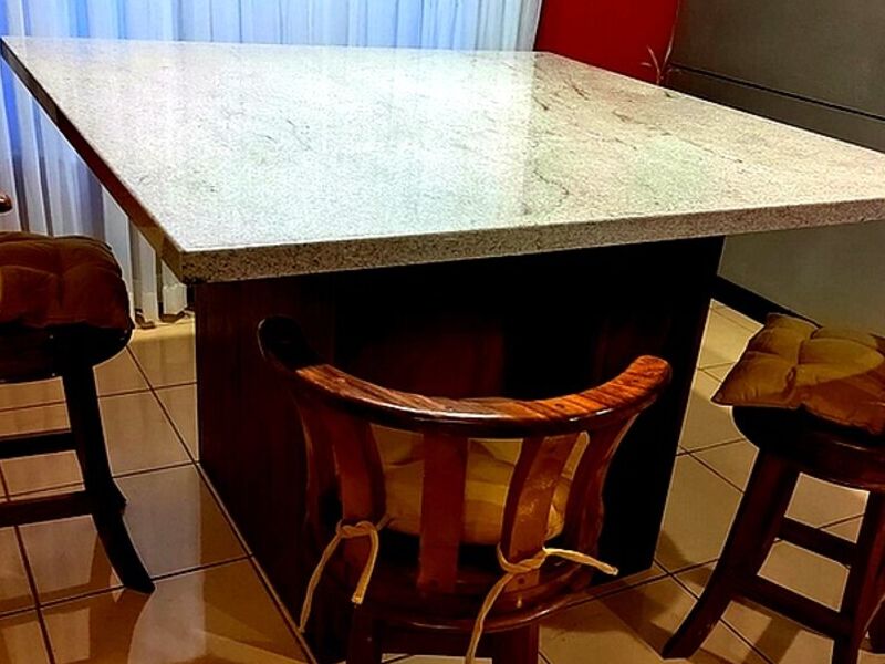 Mesa comedor sobre granito blanco SAN RAMÓN
