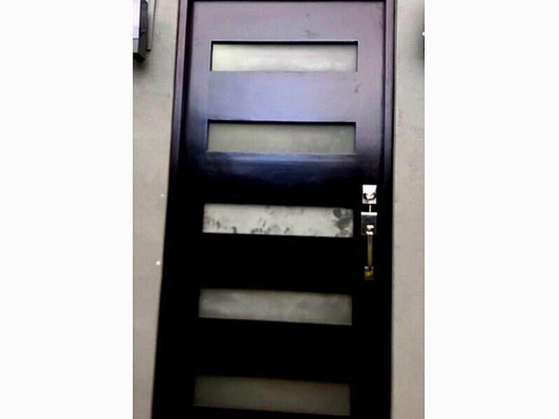 Puerta laurel tinte negro ALAJUELA