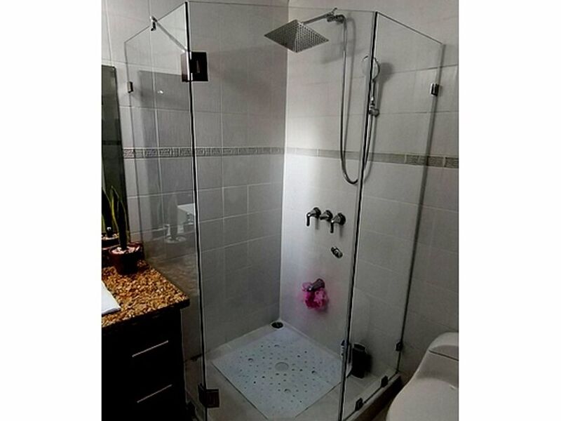 Puerta baño temperada FEEL hexágono CARTAGO