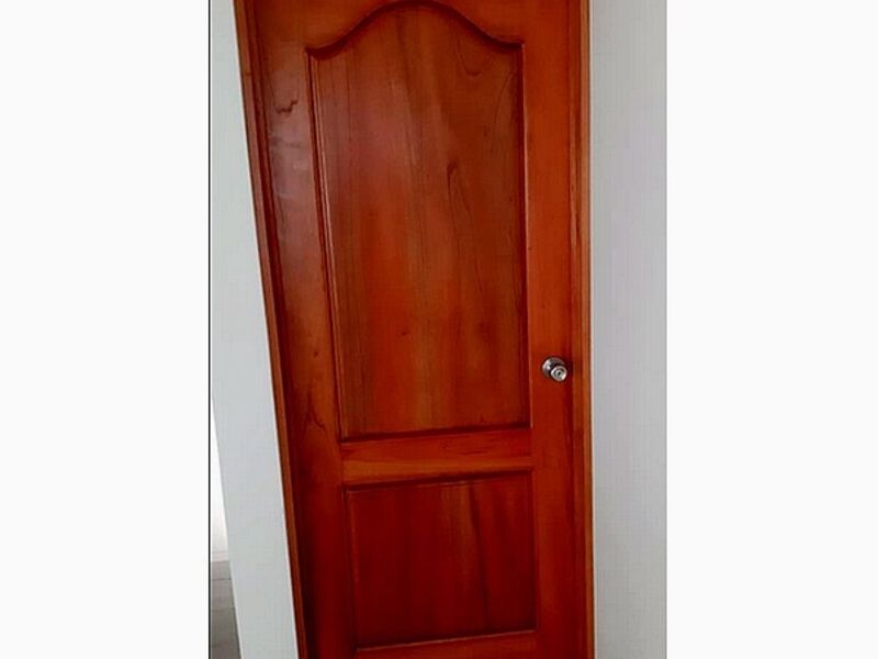 Puerta cedro tinte color natural SAN ISIDRO 