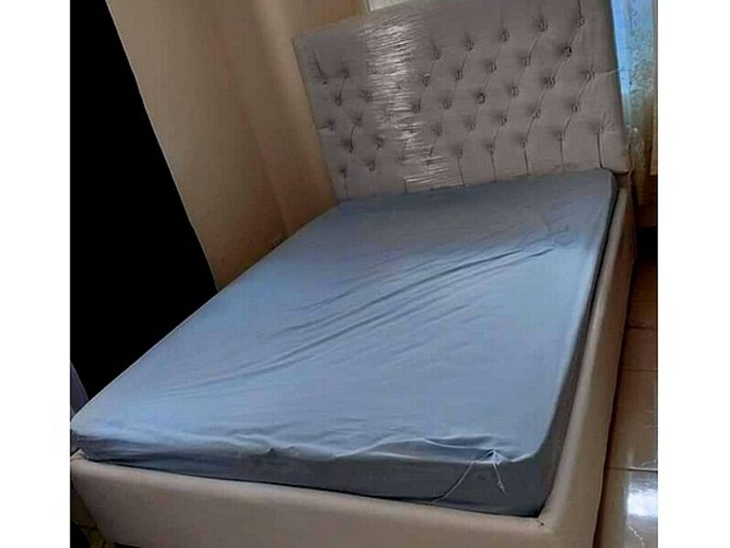 Cama tapizada color blanco ALAJUELA