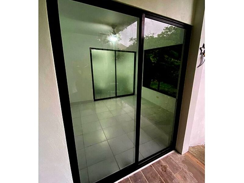 Puerta aluminio negro - vidrio gris ESCAZÚ
