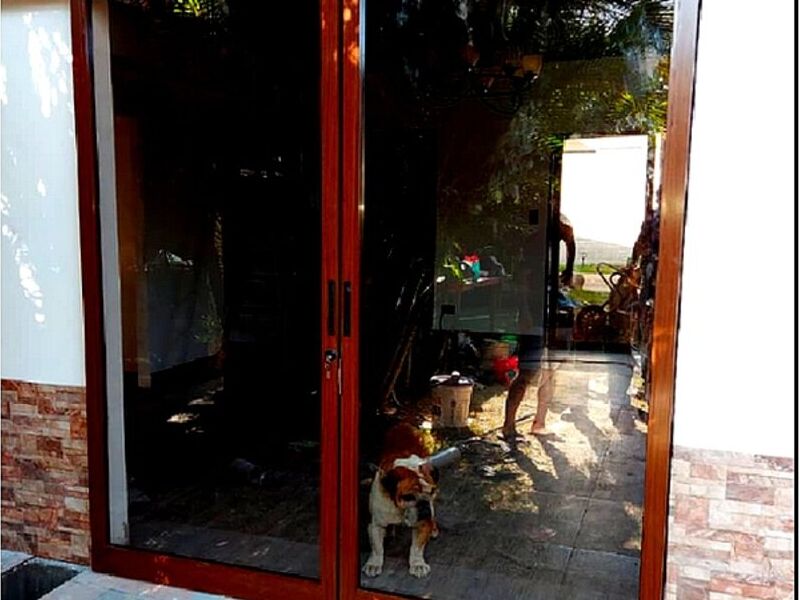 Puerta corrediza aluminio madera HEREDIA