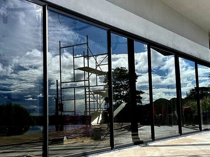 Puertas Europa aluminio negro GRECIA